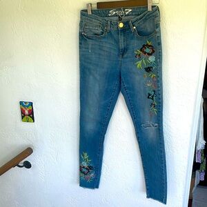 SEVEN 7 VANCOUVER MID RISE DISTRESSED SKINNY EMBROIDERED JEANS SZ 6